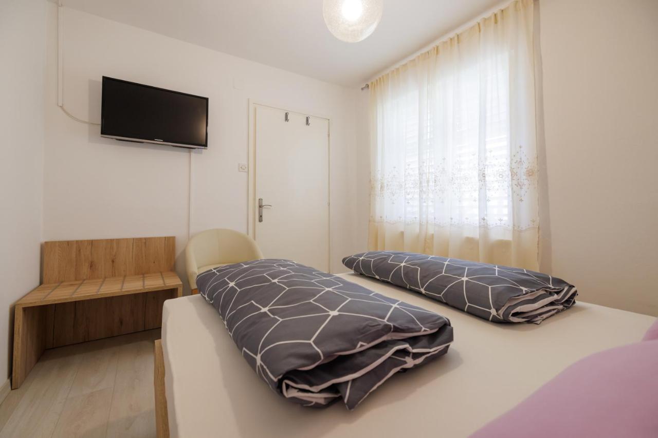 Apartments Lovorik Krk Town Esterno foto