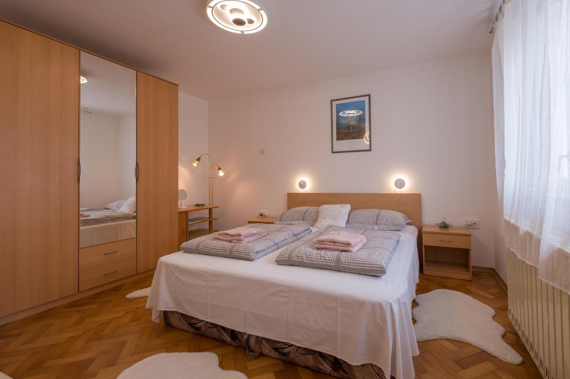Apartments Lovorik Krk Town Esterno foto