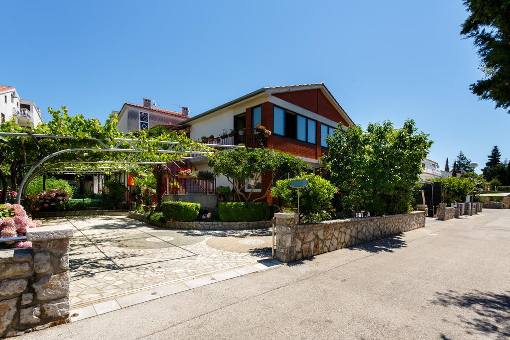Apartments Lovorik Krk Town Esterno foto
